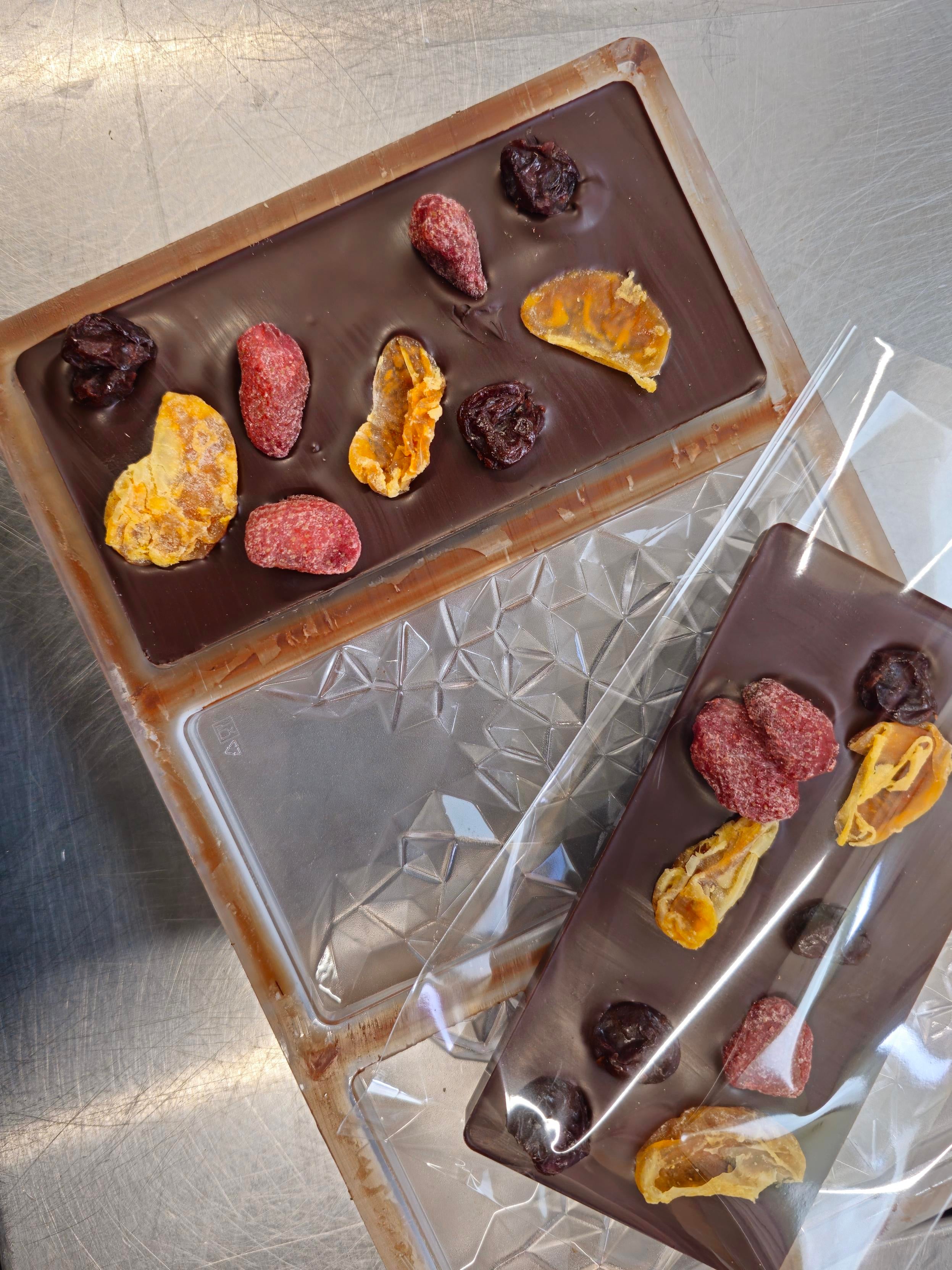 Barre de chocolat noir 70% et fruits déshydratés